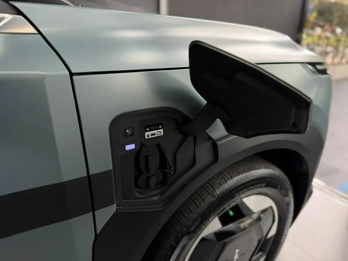 103d2f33-57ff-4f9b-b208-8177c533855b