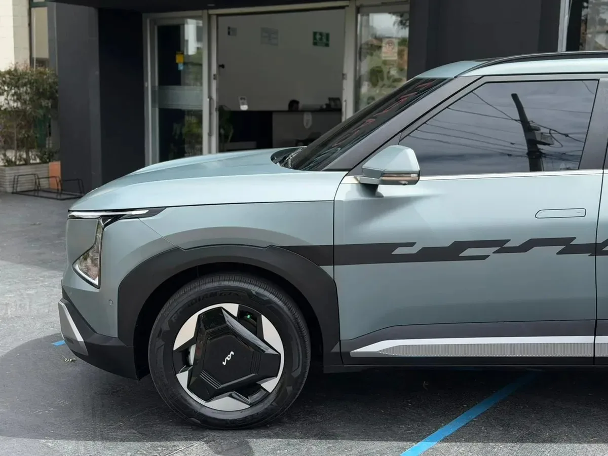 e0686130-cd74-41df-90b7-b9018360876a